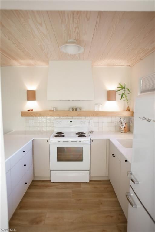 Property Photo: 225 Turtle Lake Ct 207 FL 34105