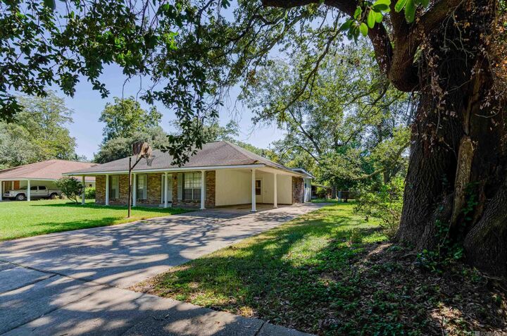 Property Photo: 684 Wylie Dr LA 70808