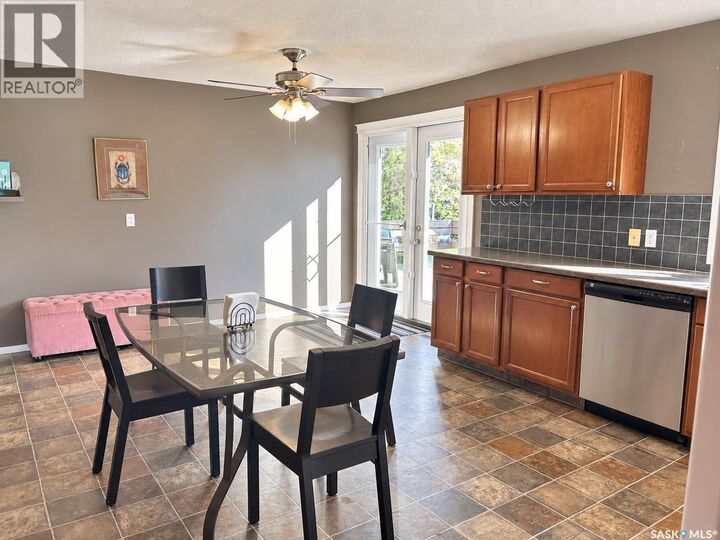 Property Photo: 401 Service Road E SK S0J 2E0