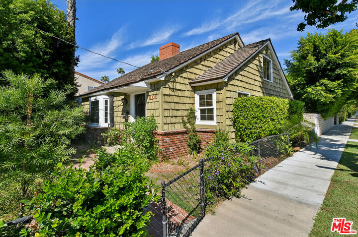 Property Photo: 14335 Magnolia Blvd CA 91423