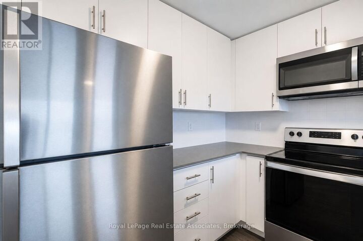 Property Photo:  3401 Ridgeway Drive 312  ON L5L 0B9 