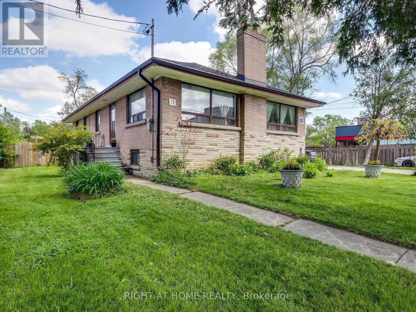 Property Photo:  17 Bryant Street Bast  ON M3H 4Z8 