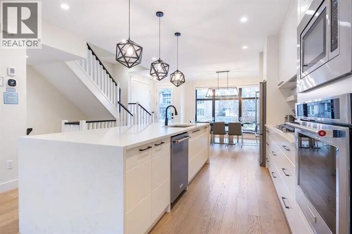 Property Photo:  2433 30 Street Southwest  AB T3E 2L9 