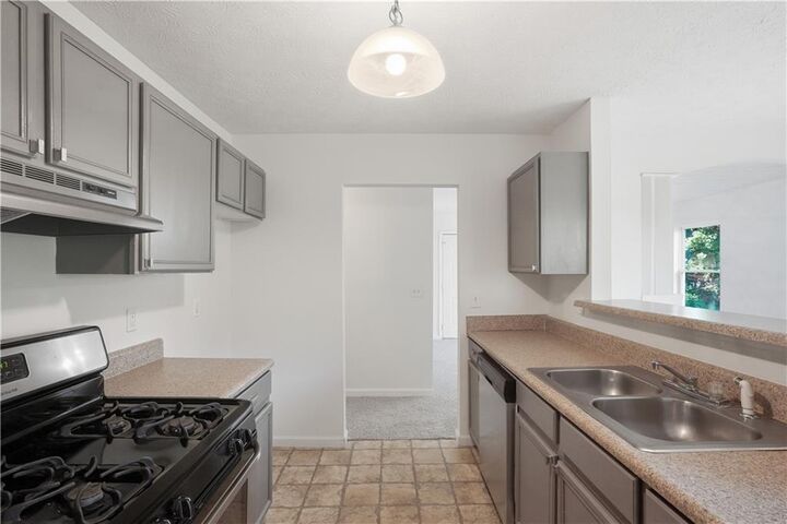 Property Photo:  1668 Oak Knoll Circle SE  GA 30315 