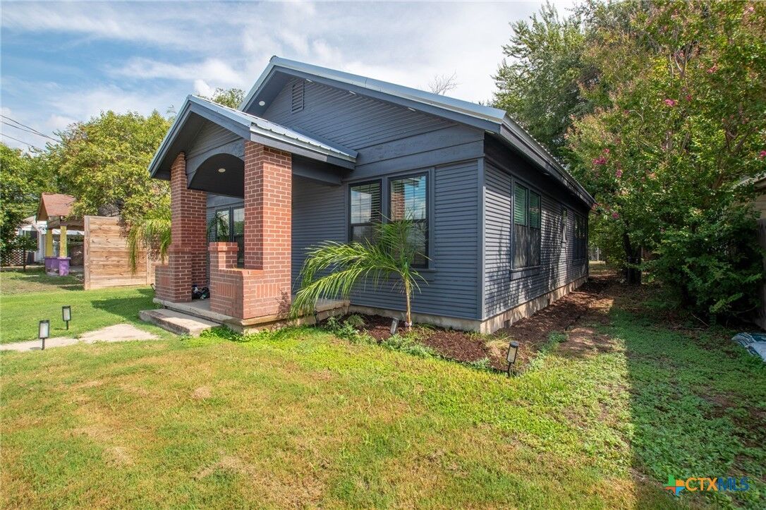 Property Photo: 207 S Chestnut Street TX 76550