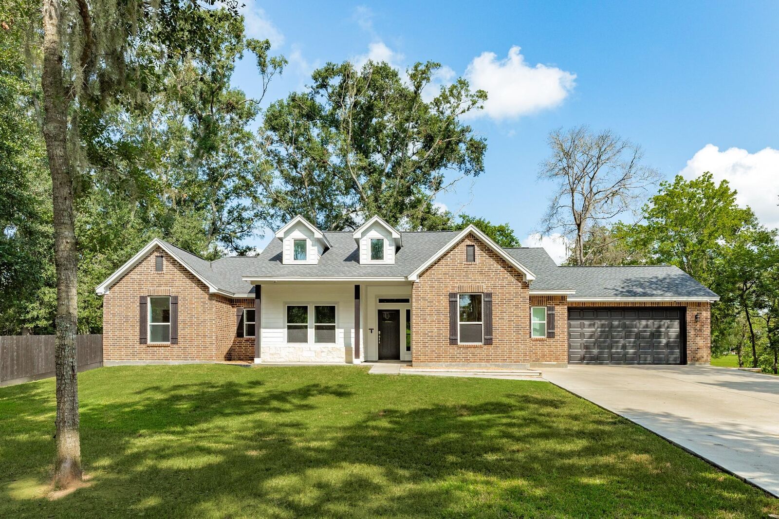 Property Photo: 1219 Chuckwagon Court TX 77515