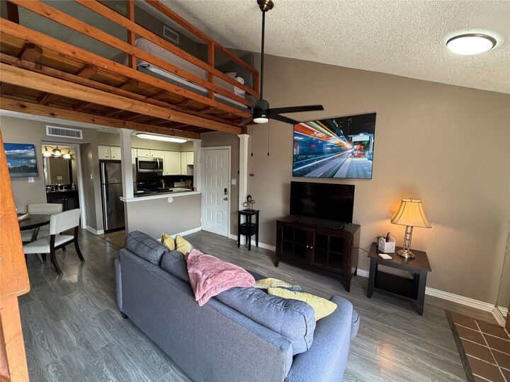 Property Photo:  10855 Meadowglen Lane 8  TX 77042 