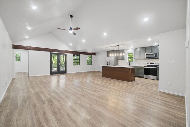 Property Photo:  118 N Village Cove Loop  TX 77351 