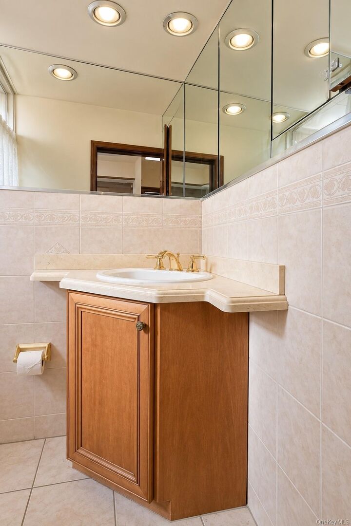 Property Photo:  12 Balfour Street 2  NY 10305 