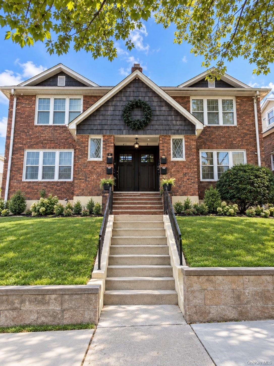 Property Photo:  21 Holbernt Court 1  NY 10302 
