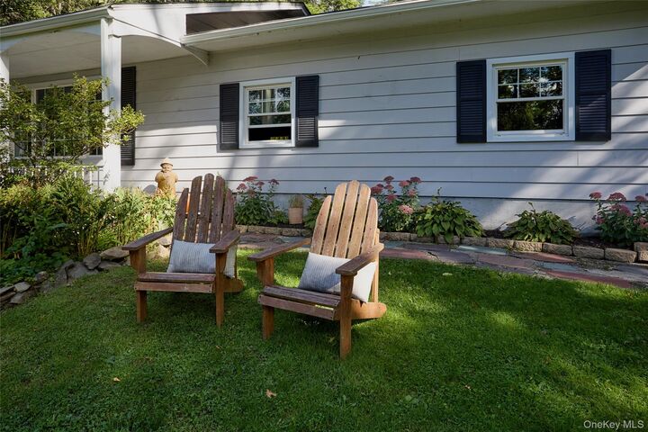 Property Photo:  9 Red Oaks Mill Road  NY 12603 