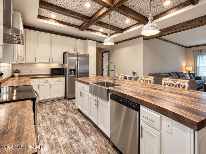 Property Photo:  1862 Mallalieu Drive  MS 39662 