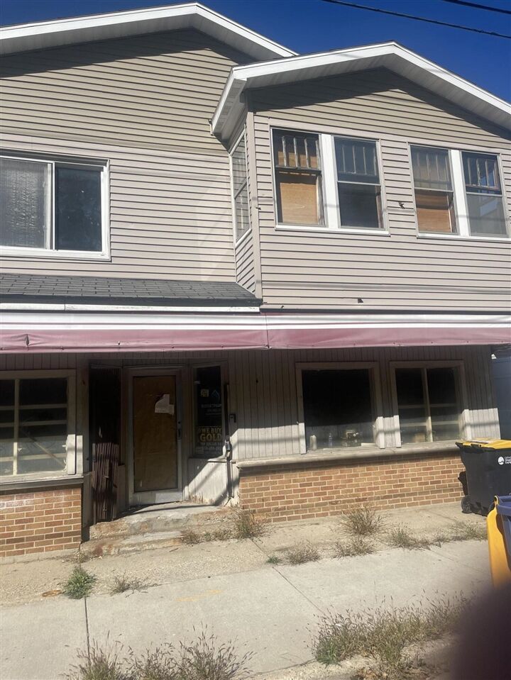 Property Photo:  701 Knapp Street  MI 49505-4274 