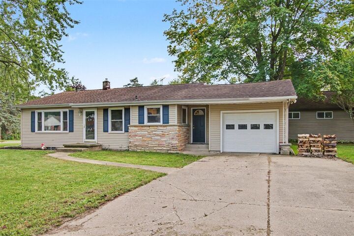 Property Photo:  603 W Stoddard Street  MI 48813-1478 