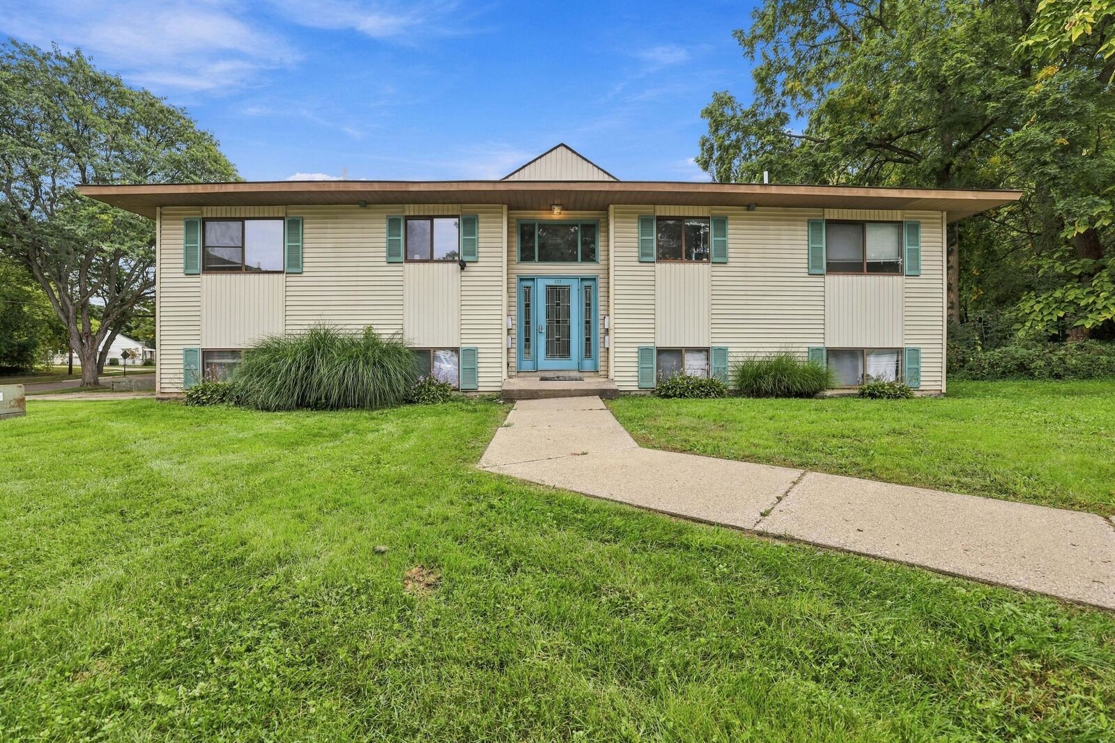 Property Photo:  822 NE Carrier Creek Boulevard NE  MI 49503 