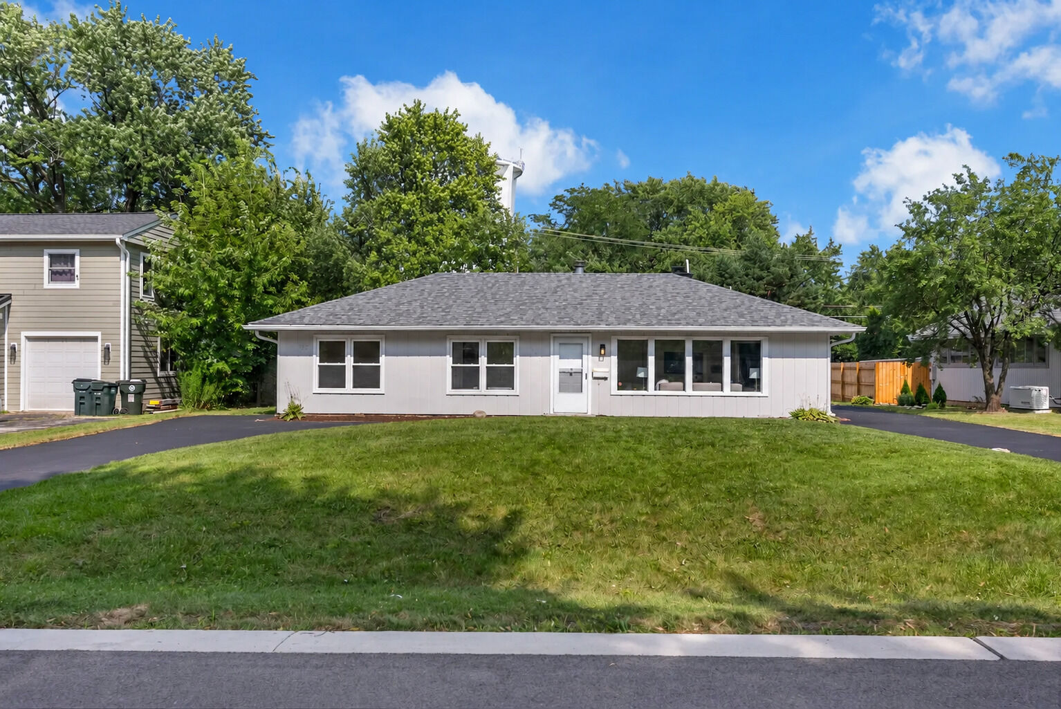 Property Photo:  727 Skyline Drive  IL 60010 