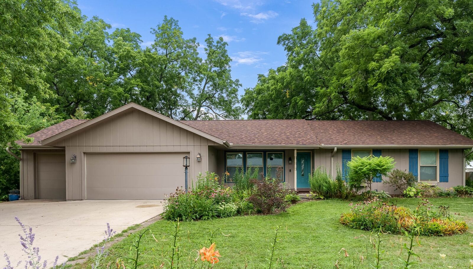 Property Photo:  