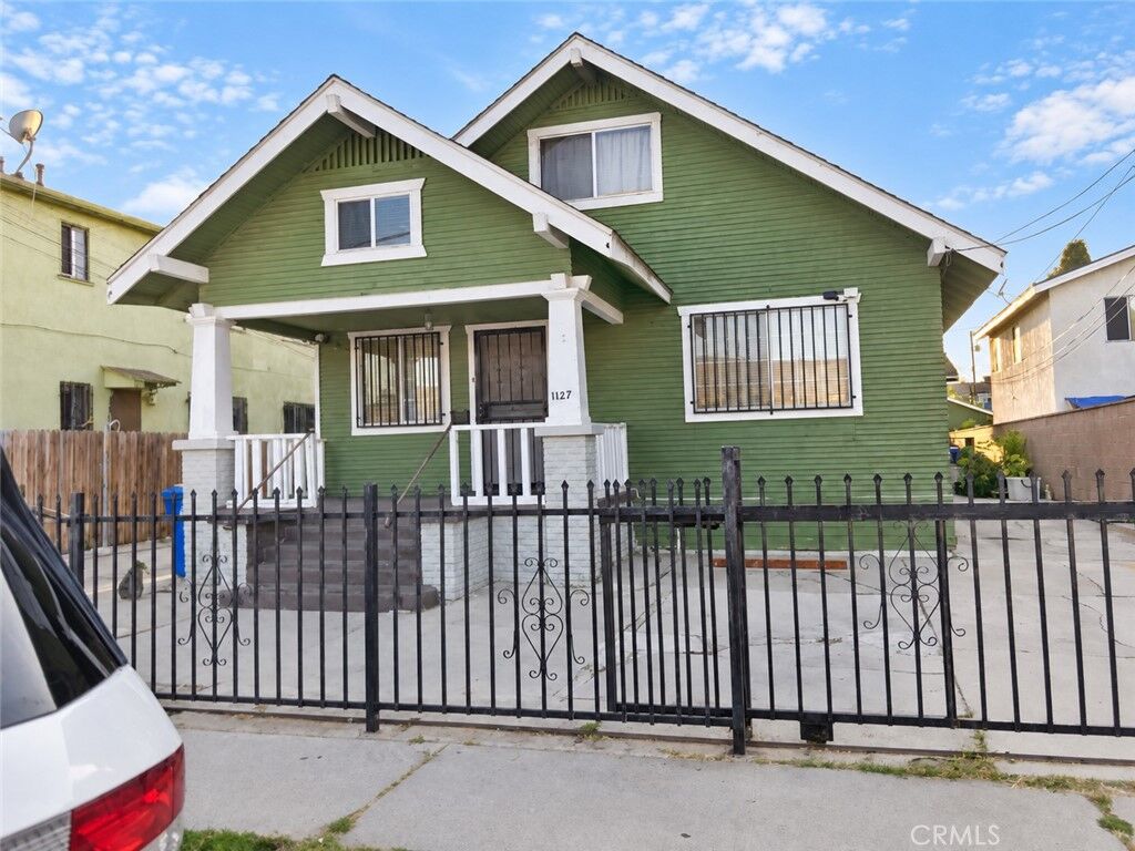 Property Photo:  1127 Gardenia  CA 90813 