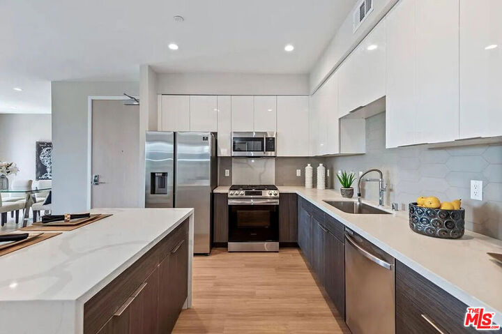 Property Photo:  1906 Overland Avenue 201  CA 90025 