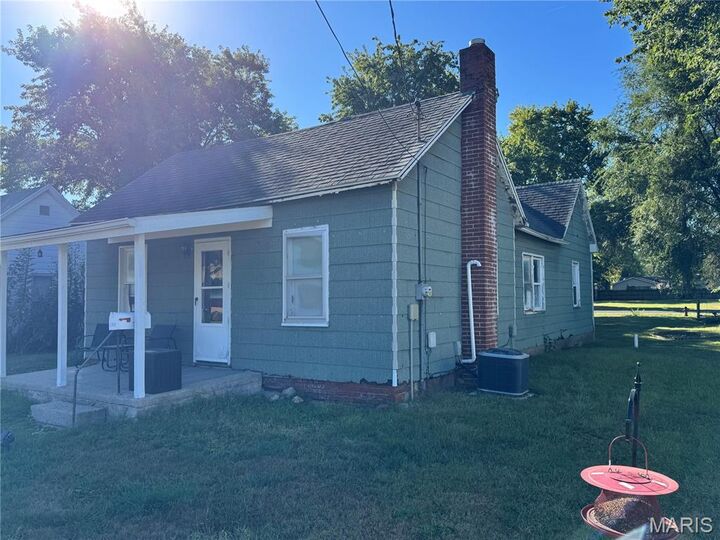 Property Photo:  204 E Columbia Street  IL 62056 