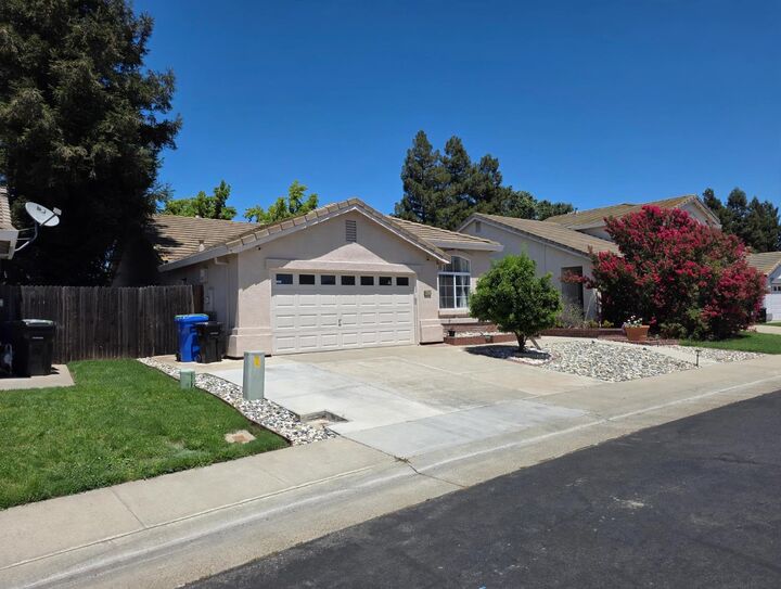 Property Photo: 9009 Bungalow Way CA 95758