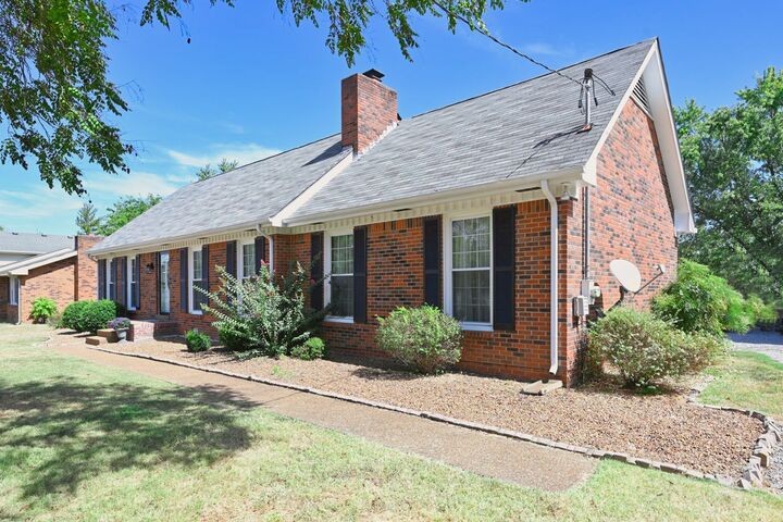 Property Photo: 427 Walton Ferry Rd TN 37075