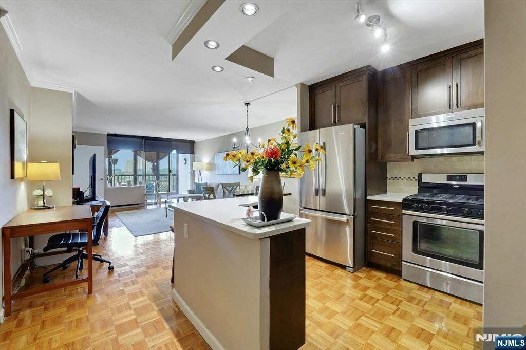 Property Photo:  6 Horizon # 807  NJ 07024 