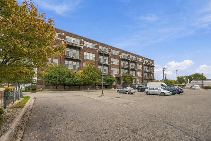 Property Photo:  1901 E Hennepin Avenue 303  MN 55413 