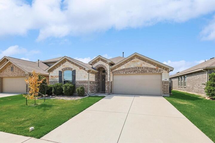 Property Photo:  505 Saguaro Drive  TX 76052 
