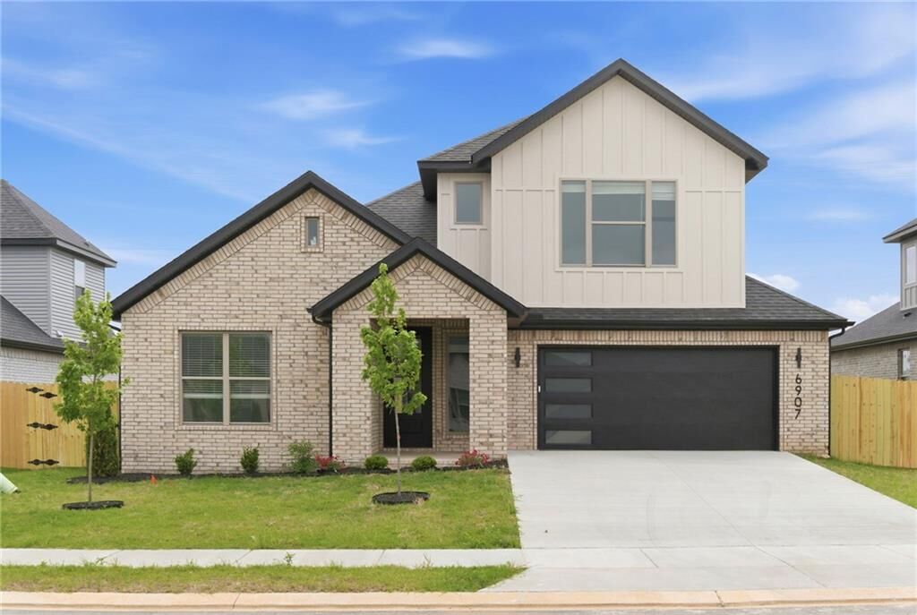 Property Photo:  6907 SW Basswood Avenue  AR 72713 