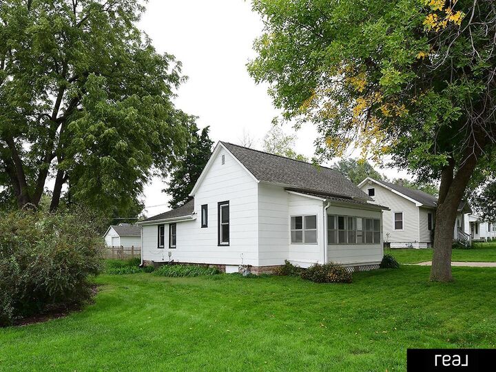 Property Photo:  536 Grandview Avenue  NE 68028 