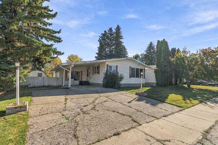 Property Photo: 3305 55 Avenue AB T9V 1K6