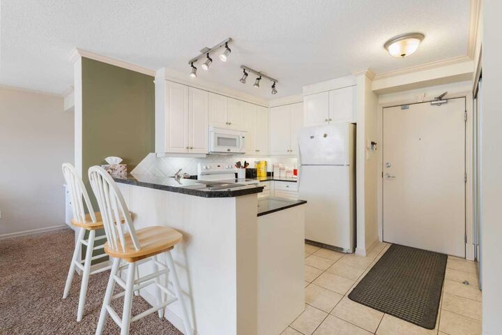 Property Photo:  4603 Varsity Drive NW 704  AB T3A 2V7 