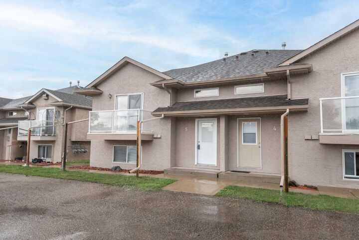Property Photo:  4626 44 Street 5  AB T4S 1W7 