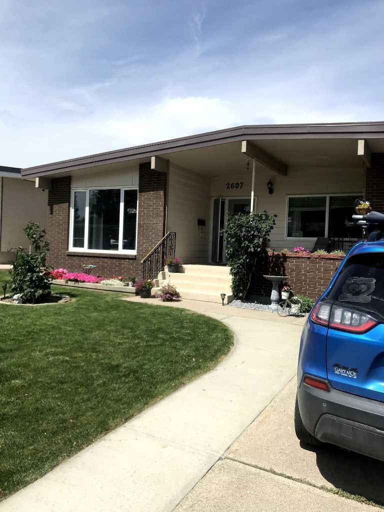 Property Photo:  2607 11 Avenue Avenue N  AB T1H 1N5 