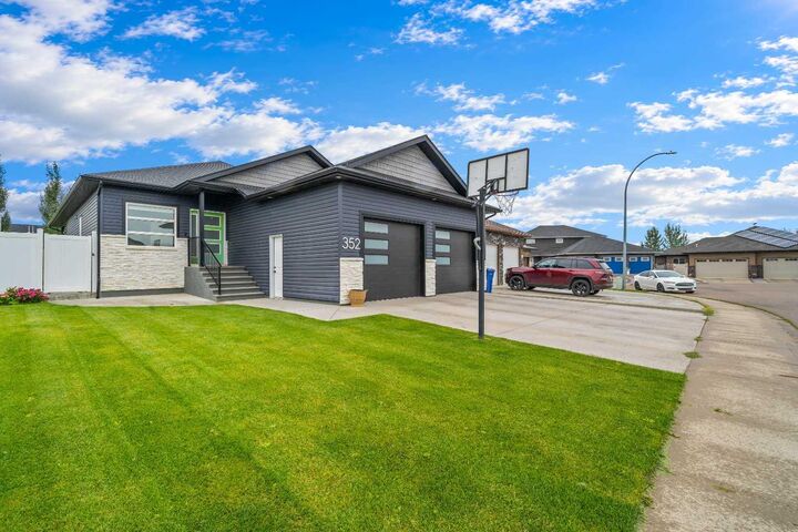 Property Photo:  352 Somerside Crescent SE  AB T1B 0N3 