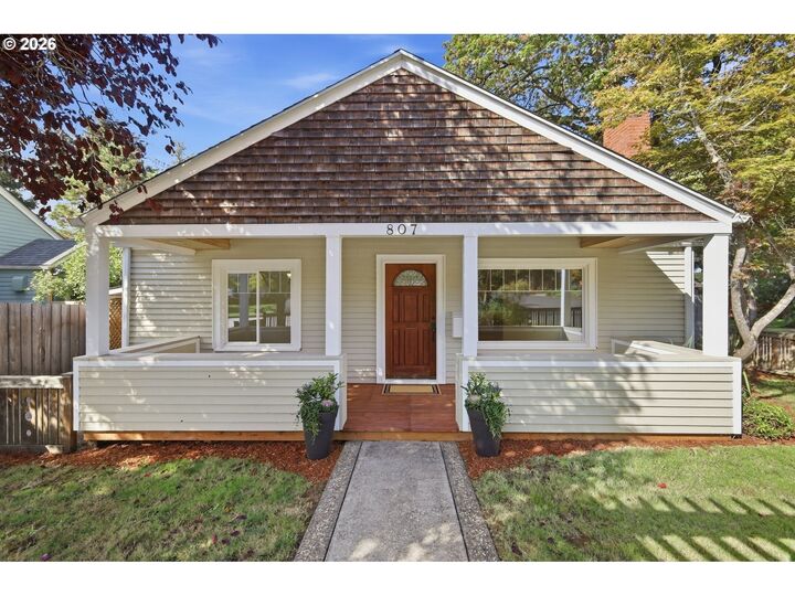 Property Photo:  807 W 19th Ave  OR 97402 