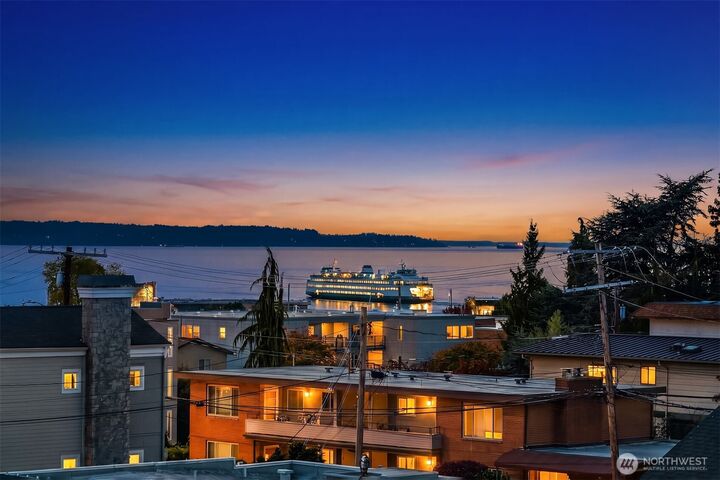Property Photo: 505 5th Avenue S 305 WA 98020