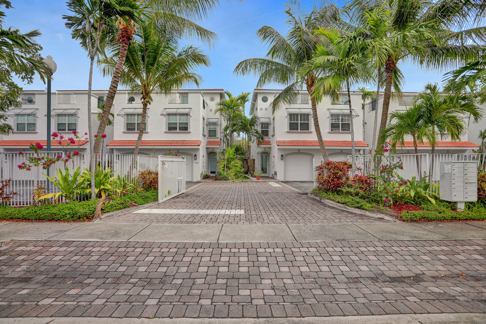 Property Photo:  728 NE 7th Avenue  FL 33304 