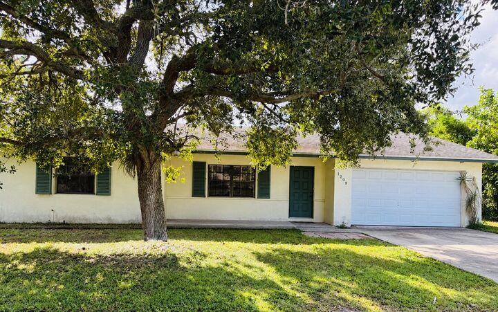 Property Photo:  1209 NW 8th Street  FL 33426 