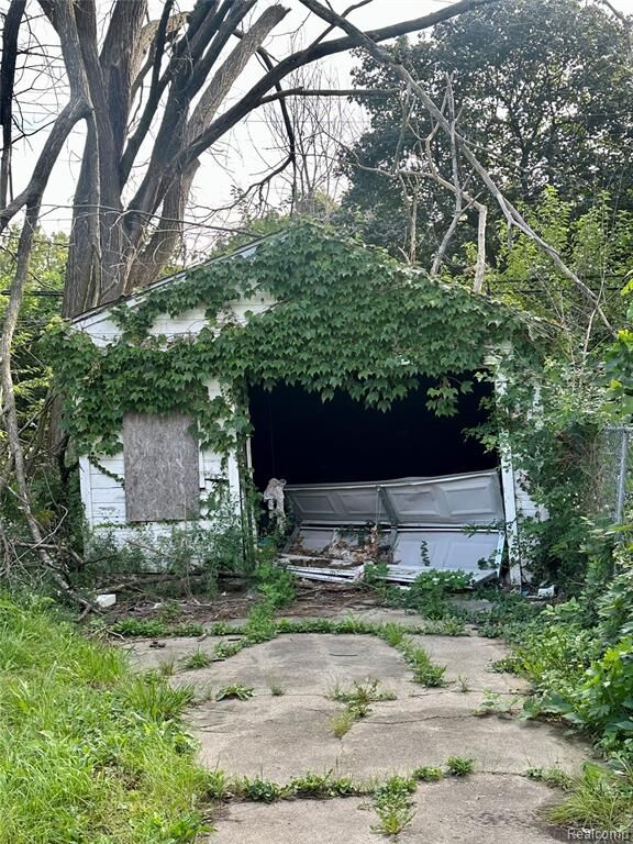 Property Photo:  19386 Waltham Street  MI 48205 