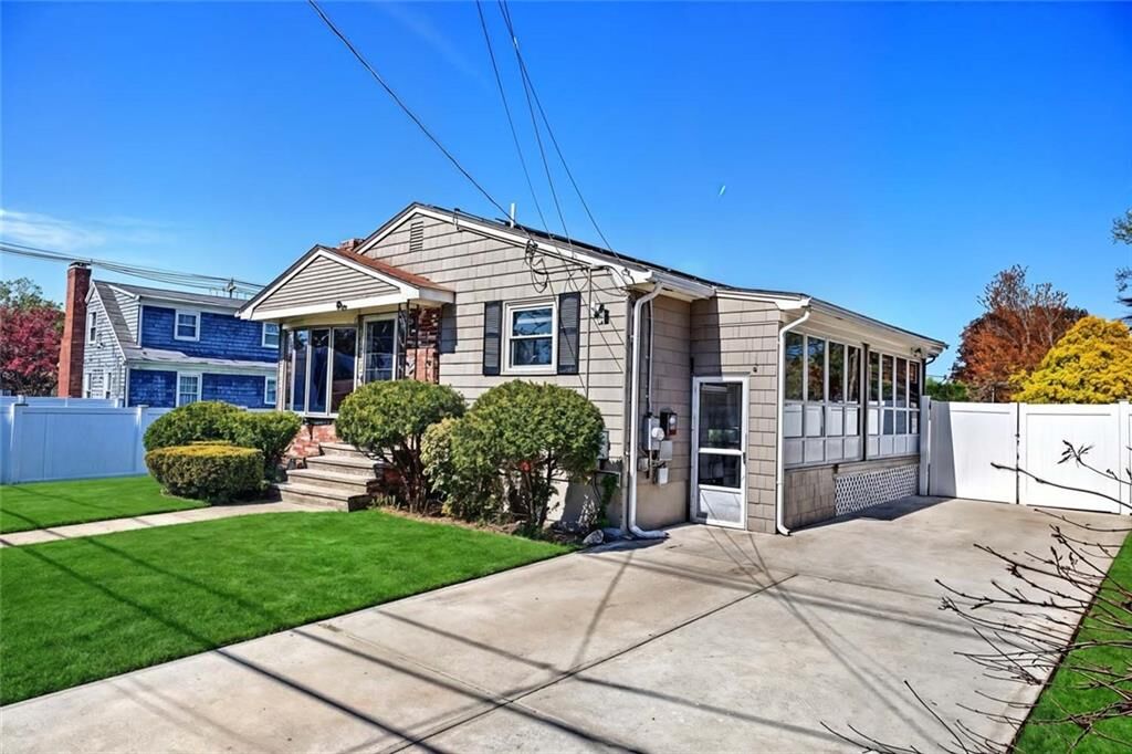 Property Photo:  8 Ashby Street  RI 02919 