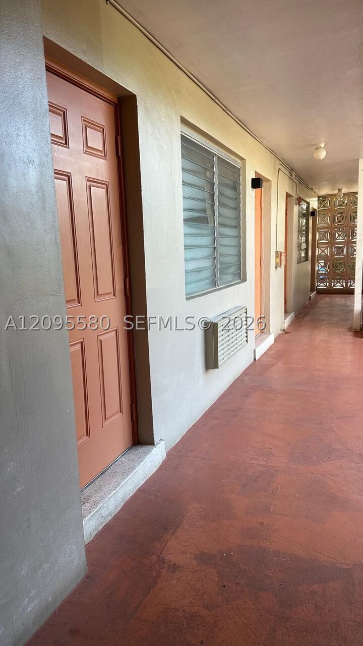 Property Photo:  