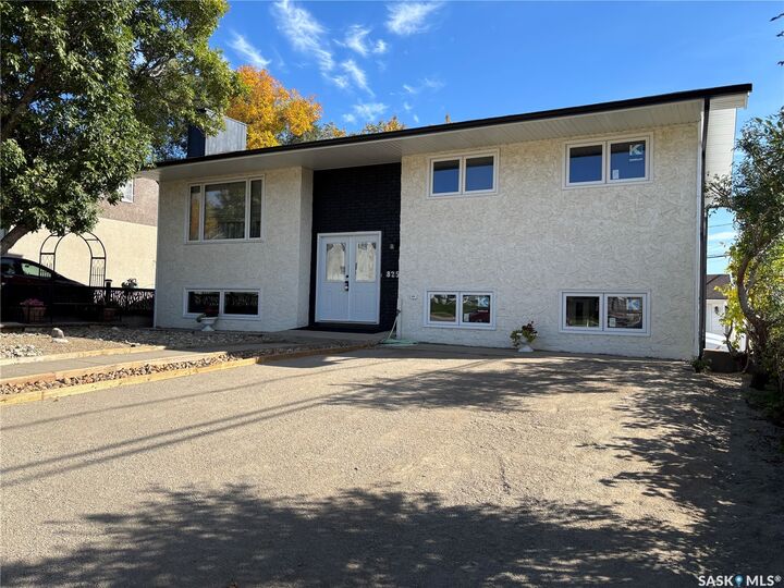 Property Photo:  825 7th Avenue NW  SK S6H 4C1 