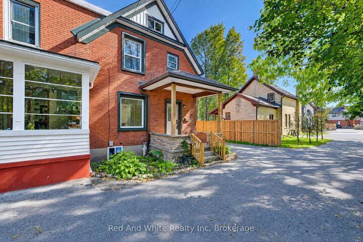 Property Photo:  18 Miehm Place  ON N2H 2K9 