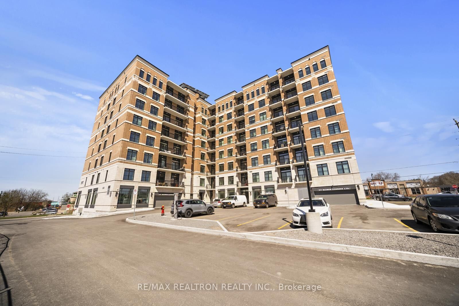 Property Photo:  5917 Main Street Ph811  ON L4A 5G4 