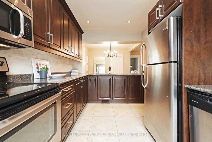 Property Photo:  10 Muriel Avenue Upper  ON M4J 2X9 