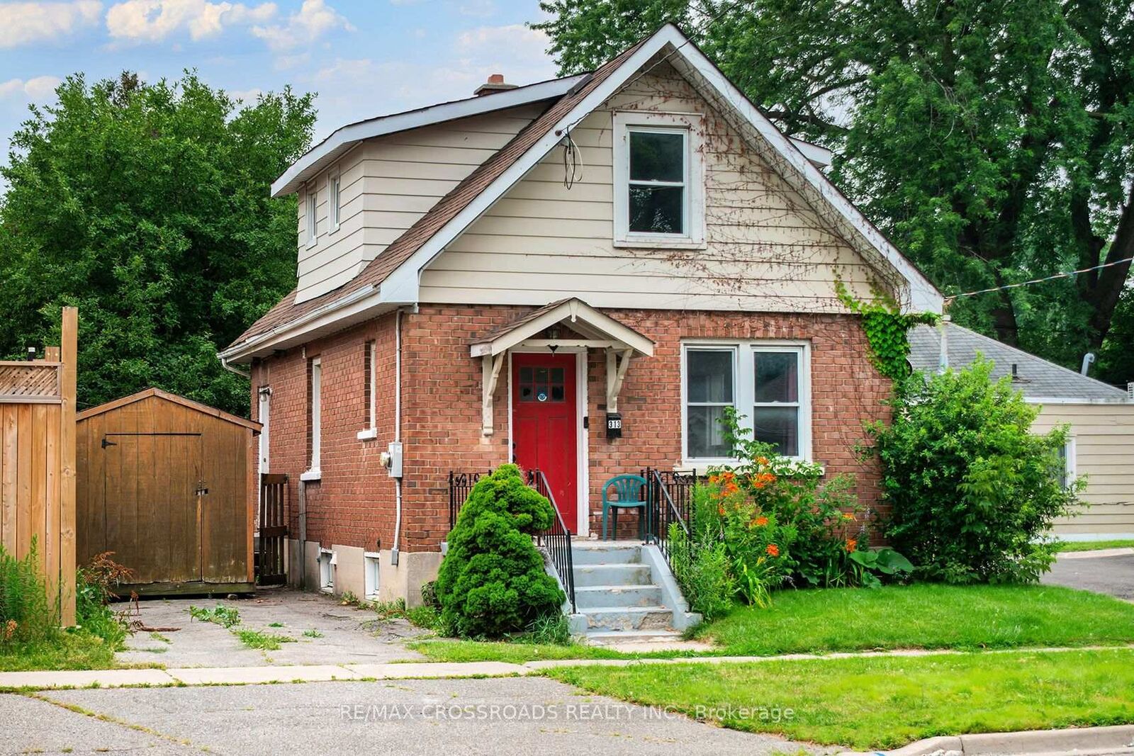 Property Photo:  313 Olive Avenue  ON L1H 2P5 