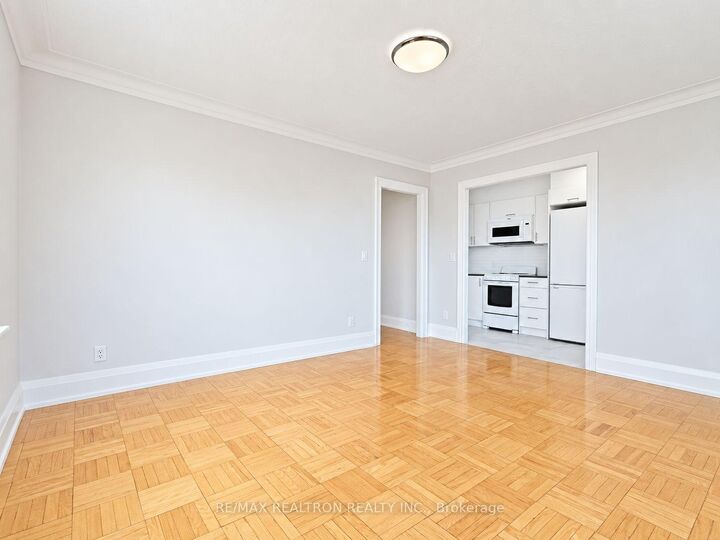 Property Photo:  398 Avenue Road 621  ON M4V 2H4 