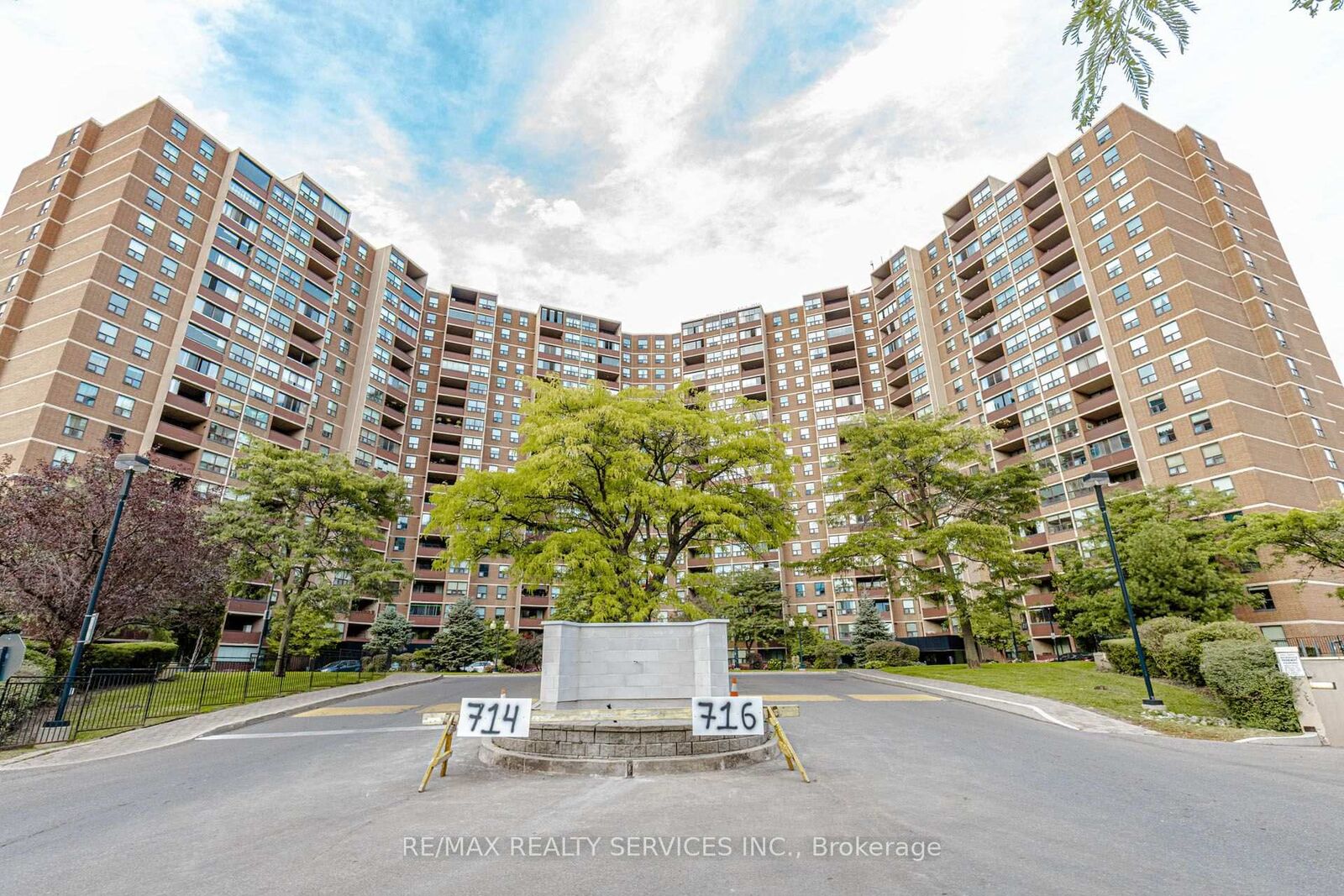 Property Photo:  716 The West Mall N/A 1405  ON M9C 4X6 
